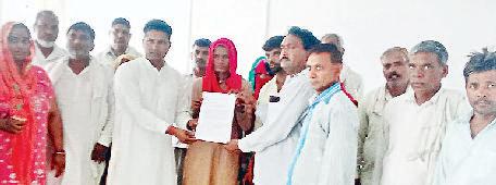 ग्रामीण सफाई कर्मचारी की मौत, पीड़ित परिवार के साथ डीसी से मिले यूनियन के पदाधिकारी