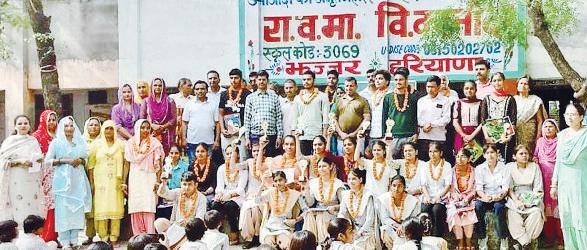 कानोंदा स्कूल में बोर्ड परीक्षाओं में टॉपरों का किया सम्मान