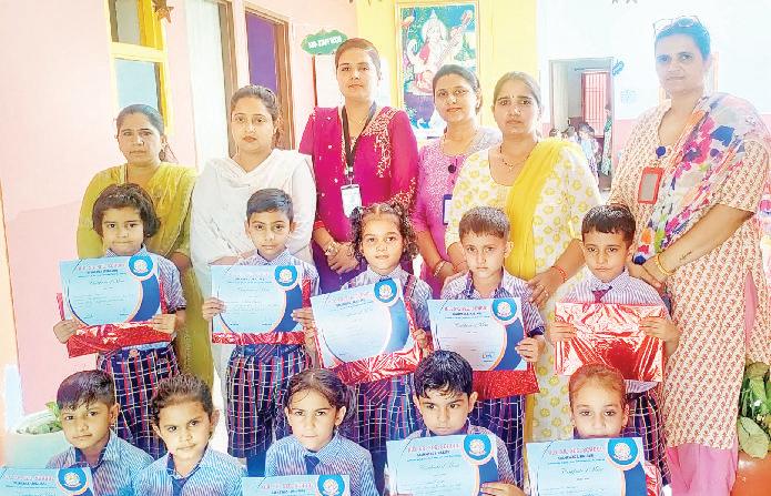 बेस्ट यूनिफार्म प्रतियोगिता के विजेता विद्यार्थी हुए पुरस्कृत