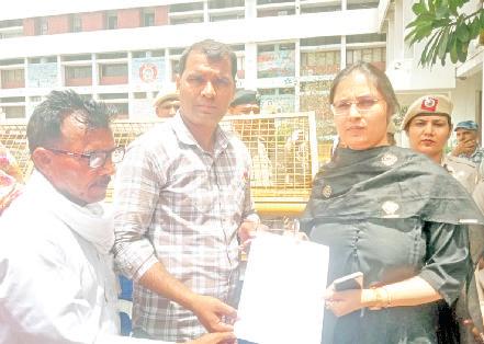 सफाई कर्मचारियों ने की मांगों को लेकर नारेबाजी