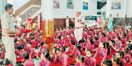 विद्यार्थियों को दी यातायात नियमों की जानकारी