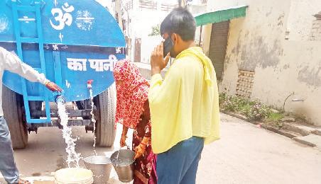एसडीएम ने नई पाइपलाइन डालने के कार्य को जल्द शुरू करने के दिए निर्देश