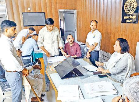 सीएमओ ने सुनीं दिव्यांगों की समस्याएं कर्मियों को जल्द समाधान के दिए निर्देश