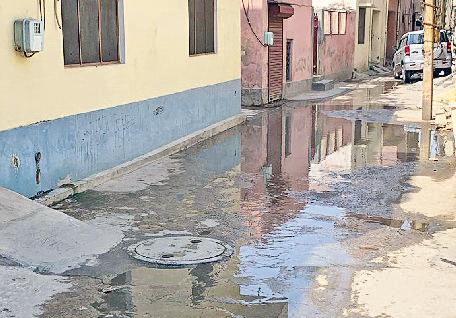 टीचर व अग्रवाल कॉलोनी, अशोक और देव नगर में भरा गंदा पानी