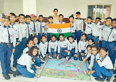 रंगोली से प्रकट किया भारतीय सेना के प्रति सम्मान