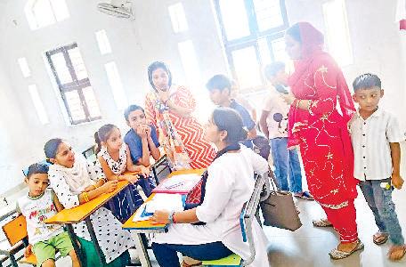 अभिभावकों ने लिया अपने बच्चों की शैक्षणिक रिपोर्ट का जायजा