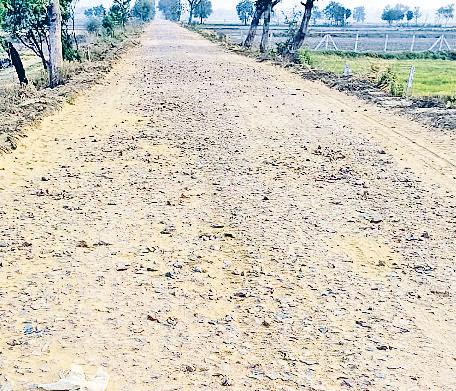 अधूरे सड़क निर्माण से छुड़ानी के ग्रामीण व वाहन चालक परेशान