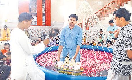 श्रद्धालुओं ने नौका विहार के किए दिव्य दर्शन, मंत्रमुग्ध हुए श्रद्धालु गोपाल मंदिर में श्रीराधा मदन गोपाल को कराया नौका विहार