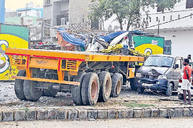 डिवाइडर पर चढ़ा अनियंत्रित ट्राला, खंभे व तीन वाहन क्षतिग्रस्त