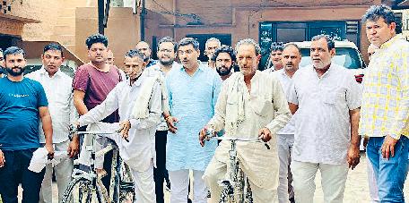 परनाला में अशोक राठी ने बांटी साइकिल
