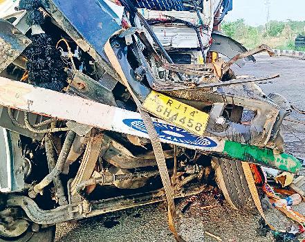 केएमपी पर दो ट्रालों की टक्कर में कंडक्टर की मौत, एक घायल