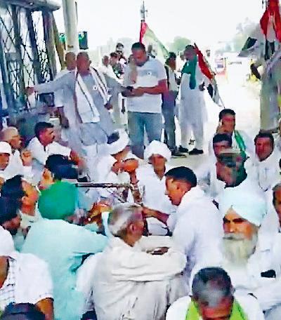 किसानों ने धरना देकर रोहद टोल फ्री कराया