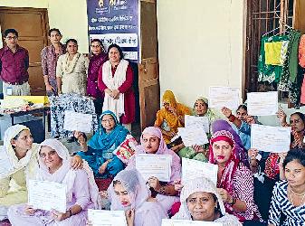 सिलाई एवं कटाई प्रशिक्षण लेने वाली महिलाओं को दिए प्रमाण-पत्र