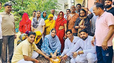 चेयरपर्सन सरोज राठी ने नारियल फोड़कर किया शुभारंभ सैनीपुरा में गली निर्माण का शुभारंभ