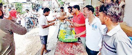 टाउन हाल के सामने बांटा छोले-चावल व भट्टी गेट में पिलाया शर्बत