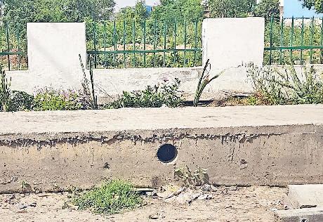 गंदगी से अंटे जर्जर हो चुके नाले, लेवल भी ठीक नहीं