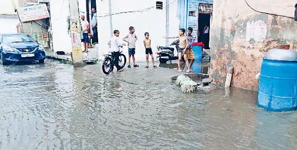 जल निकासी व्यवस्थाओं की खुली पोल, प्री मानसून की हल्की बरसात से सड़कें जलमग्न