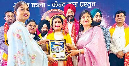 नैनीताल में हुए काव्य महोत्सव में दोनों की रचनाओं से प्रभावित हुए कला प्रेमी