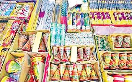 पटाखों के निर्माण, भंडारण, बिक्री व फोड़ने पर सरकार ने लगाया है प्रतिबंध