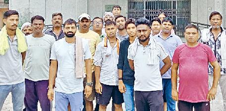 बकाया वेतन की मांग को लेकर डोर-टू-डोर कर्मचारी हड़ताल पर