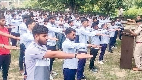 पुलिस ने विद्यार्थियों को नशे के विरुद्ध शपथ दिलाई
