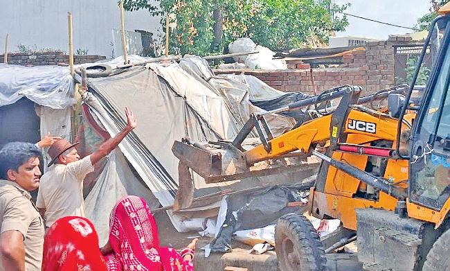 वेस्ट जुआं ड्रेन के फुटपाथ पर डाली झुग्गियों पर चला बुलडोजर