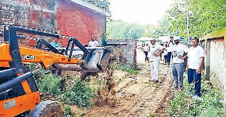 विधायक की पत्नी सविता यादव व एडवोकेट निशांत यादव ने किया नेतृत्व मॉडल टाउन से पुराना कोर्ट रोड पर चला सफाई अभियान, जेसीबी से साफ करवाई खरपतवार