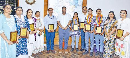केंद्रीय विद्यालय मातनहेल के होनहार विद्यार्थियों को किया सम्मानित