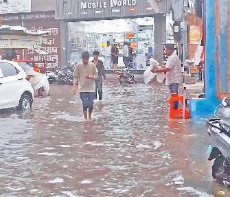 झमाझम बारिश ने उमस भरी गर्मी से दिलाई राहत, जलभराव बना आफत