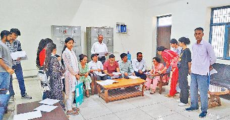 समाधान शिविर में एसडीएम नसीब ने किया शिकायतों का समाधान