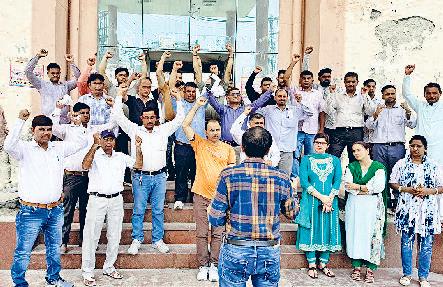 सब-यूनिट स्तर पर बहादुरगढ़ में गेट मीटिंग का आयोजन निजीकरण के विरोध में बिजली कर्मचारियों ने की नारेबाजी