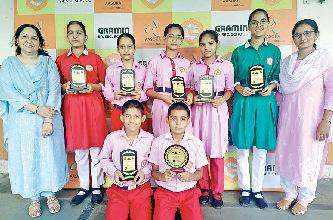 सामाजिक कार्यों में सम्मिलित विद्यार्थी सम्मानित