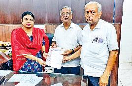 व्यापारियों ने सौंपा मार्केट कमेटी सचिव को ज्ञापन