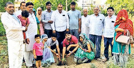 नवविवाहित दंपति ने पर्यावरण संरक्षण के लिए किया पौधरोपण