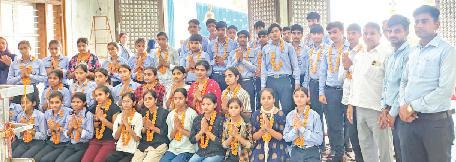 बीजेआरडी स्कूल के विद्यार्थियों ने बाबा जयराम दास धाम पर की पूजा-अर्चना