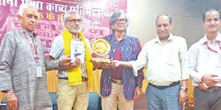 वरिष्ठ कवि रघुविन्द्र यादव को मिला हिंदुस्तानी भाषा काव्य प्रतिभा सम्मान