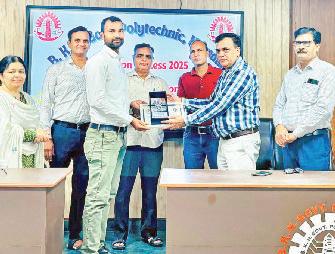 पॉलिटेक्निक में ब्रांच टॉपर्स और उत्कृष्ट स्टाफ मेंबर्स सम्मानित