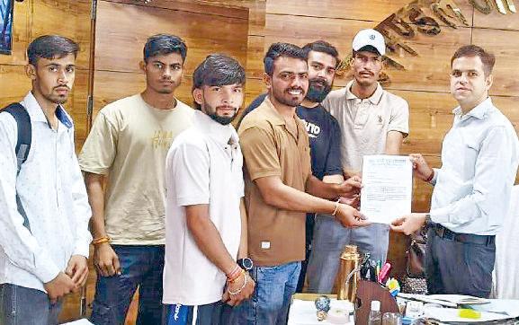 गर्मी के प्रकोप से चिंतित युवा साथी ग्रुप व उड़ान जनसेवा ट्रस्ट ने एसडीएम को सौंपा ज्ञापन छोटे बच्चों का अवकाश घोषित करने की उठी मांग, एसडीएम से मिली संस्था