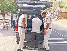 पुलिस नाके लगाकर वाहनों की चेकिंग की