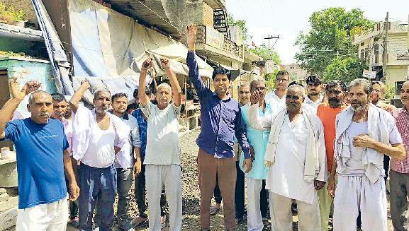 कॉलेज रोड से मसानी चौक तक 2.81 करोड़ की लागत से होना है कार्य अब घटिया सामग्री का आरोप लगाकर प्रधान ने रूकवाया सड़क निर्माण कार्य