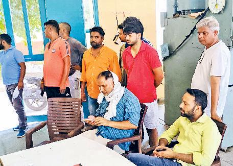 बिजली कटों से दुखी शोभापुर के ग्रामीणों ने दी पॉवर हाउस पर ताला जड़ने की चेतावनी