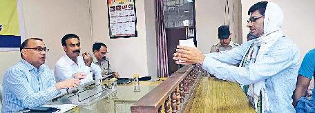 लंबित शिकायतों का संबंधित विभाग तुरंत करवाएं निपटाराः डॉ. विवेक भारती