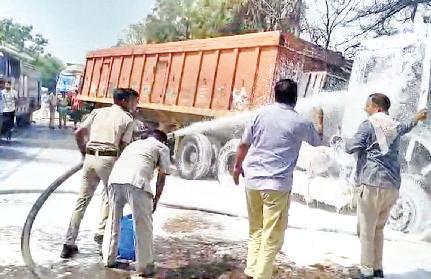 फायर ब्रिगेड की चार गाड़ियों ने पाया आग पर काबू ओवरटेक करते समय भिड़े ट्रॉला व ट्रक सीएनजी टंकी में लगी आग, बड़ा हादसा टला