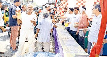 उमस भरी गर्मी में नींबू शिकंजी पिला राहगीरों को बुझाई प्यास