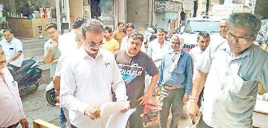 एसडीएम ने 11 हट्टा बाजार का किया दौरा, दुकानदारों को चबूतरे हटाने के दिए निर्देश