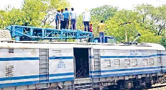 बारिश के बाद गर्मी से मिली राहत, अंधड़ के चलते 80 बिजली पोल टूटे, 5 ट्रेन रही प्रभावित