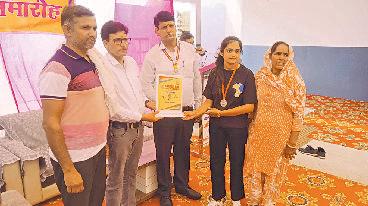 आदर्श बाल पब्लिक स्कूल में मेधावी प्रतिभाएं सम्मानित