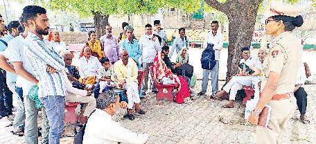 पुलिस ने सार्वजनिक स्थान पर लोगों को किया नशे के खिलाफ जागरूक