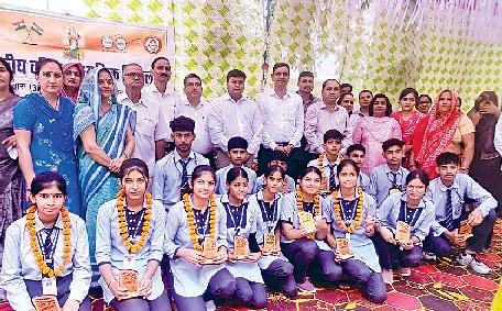 रामबास में मेधावी विद्यार्थियों को जिला परिषद प्रमुख ने किया सम्मानित