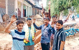 सिहमा में नाले के निर्माण में बरती जा रही अनियमितताओं को लेकर ग्रामीणों में रोष